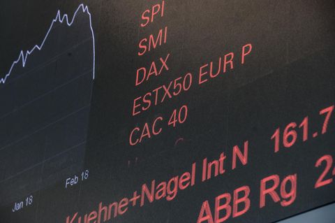 Negative Zahlen auf einer Tafel in der Börse in Zürich.