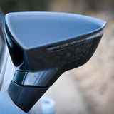 Typisches Seat-Design: der Seitenspiegel des Seat Arona TDI