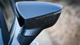 Typisches Seat-Design: der Seitenspiegel des Seat Arona TDI