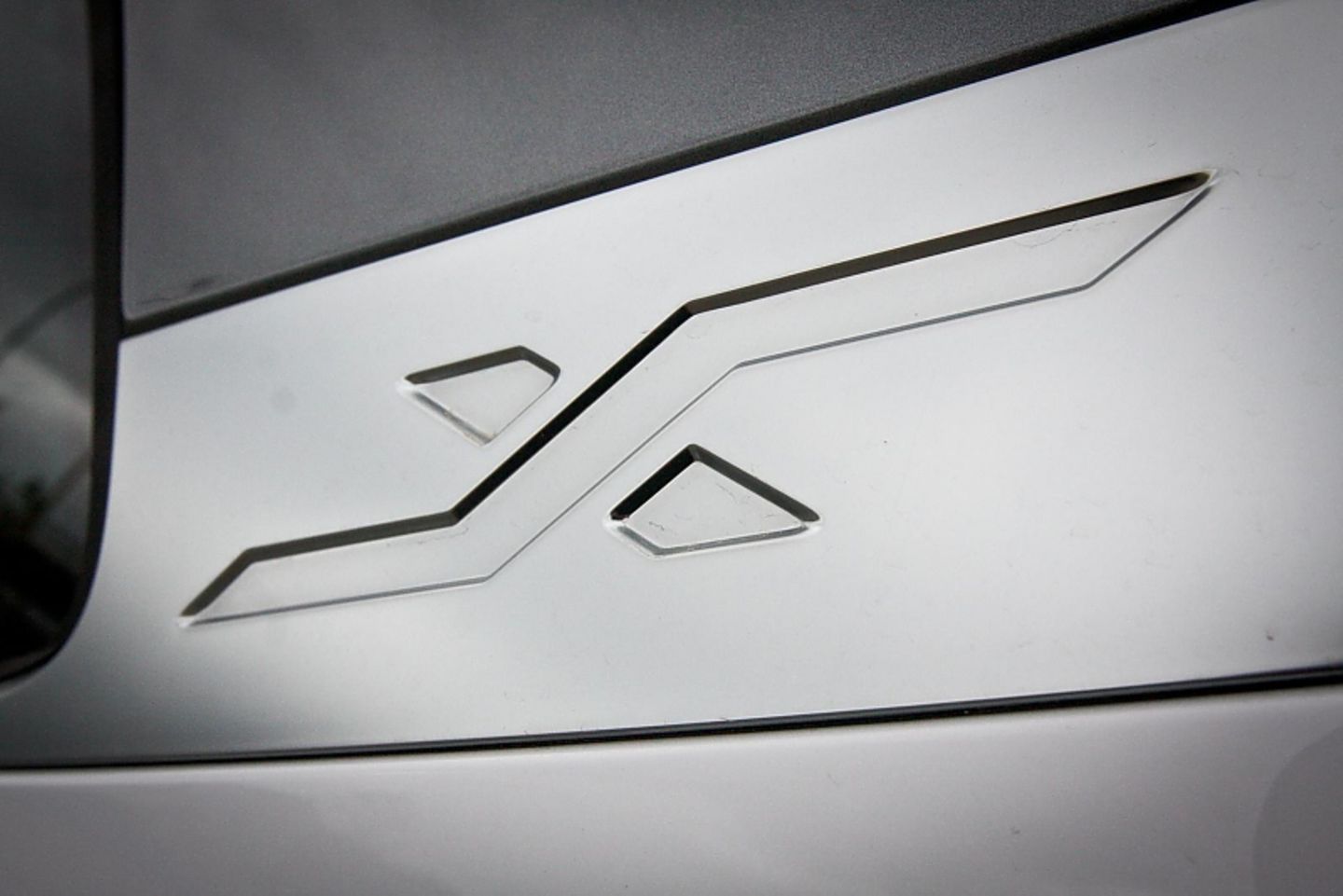 Ein stilisiertes X prägt die C-Säule des Seat Arona TDI
