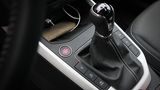 Die Handschaltung im Seat Arona TDI arbeitet Präzise