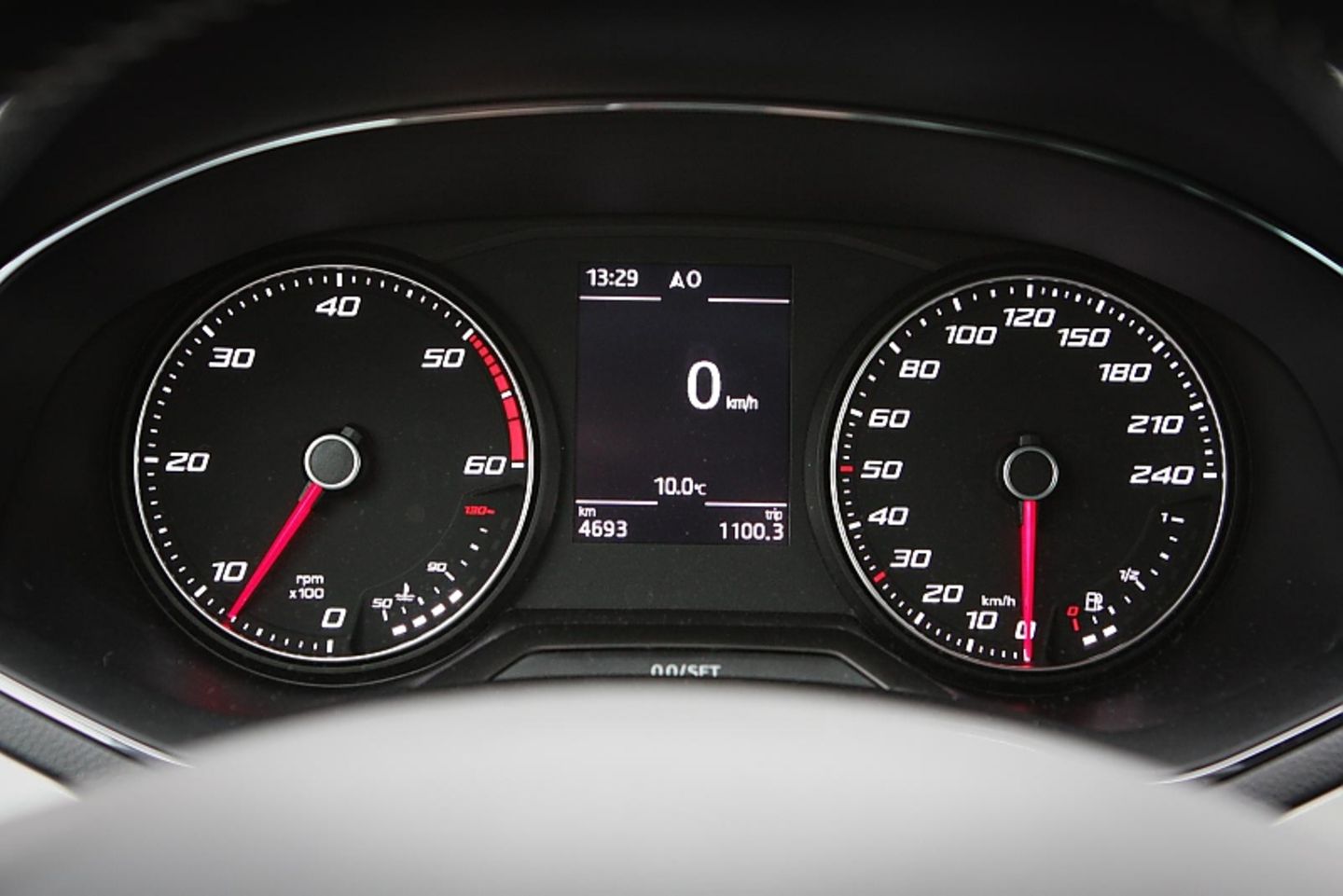 Klar und übersichtlich: Die Rundinstrumente im Seat Arona TDI