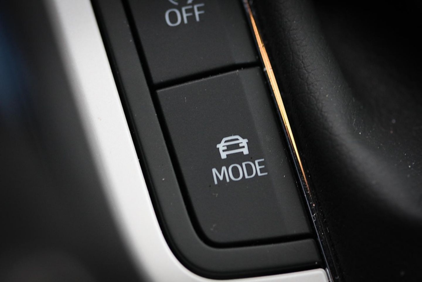 Per Knopfdruck lässt sich im Seat Arona TDI der Fahrmodus einstellen