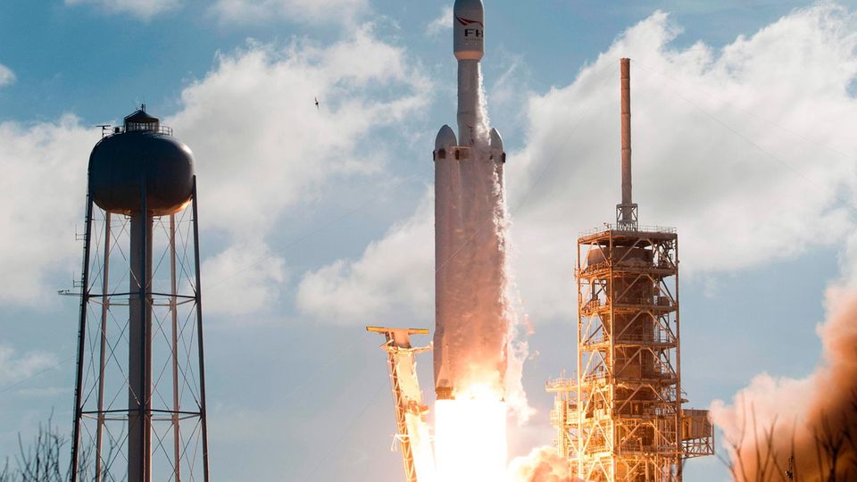 Die "Falcon Heavy" bei ihrem Start in Cape Canaveral. Elon Musk hatte zuvor von einer 50-prozentigen Wahrscheinlichkeit gesprochen, dass die Rakete explodieren könnte. 