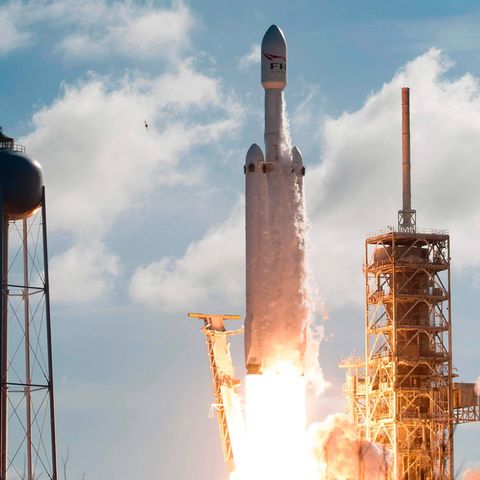 Die "Falcon Heavy" bei ihrem Start in Cape Canaveral. Elon Musk hatte zuvor von einer 50-prozentigen Wahrscheinlichkeit gesprochen, dass die Rakete explodieren könnte. 