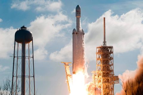 Die "Falcon Heavy" bei ihrem Start in Cape Canaveral. Elon Musk hatte zuvor von einer 50-prozentigen Wahrscheinlichkeit gesprochen, dass die Rakete explodieren könnte. 