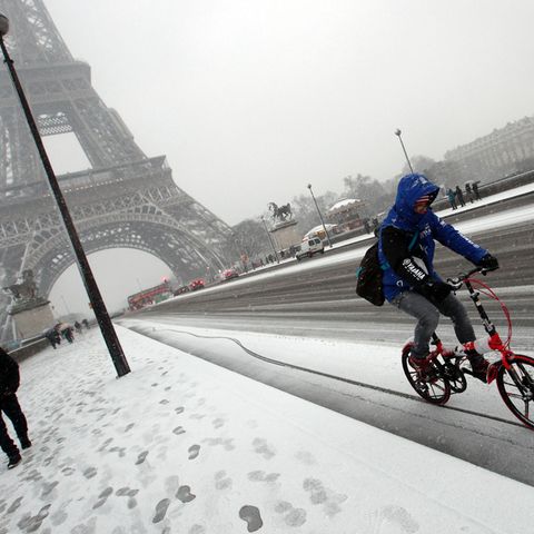 Der Eiffelturm in Paris bleibt wegen Schneechaos geschlossen