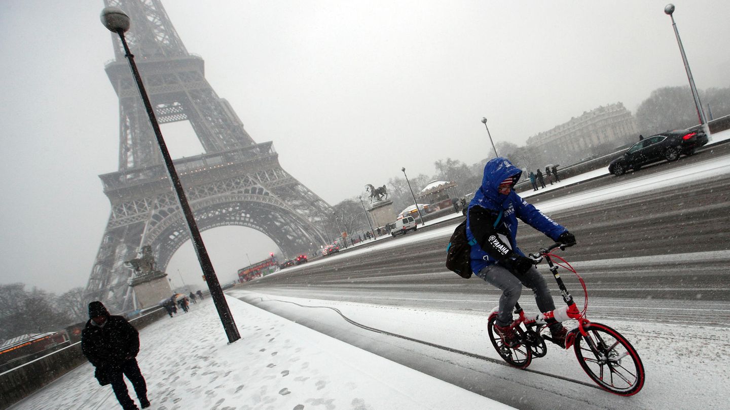 Der Eiffelturm in Paris bleibt wegen Schneechaos geschlossen