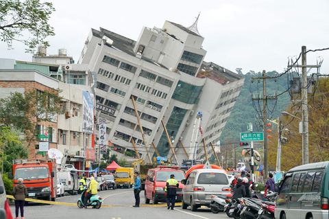 Das Yuntsui Building in Hualien steht nach einem schweren Erdbeben an der Ostküste Tawians schief
