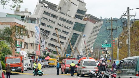 Das Yuntsui Building in Hualien steht nach einem schweren Erdbeben an der Ostküste Tawians schief