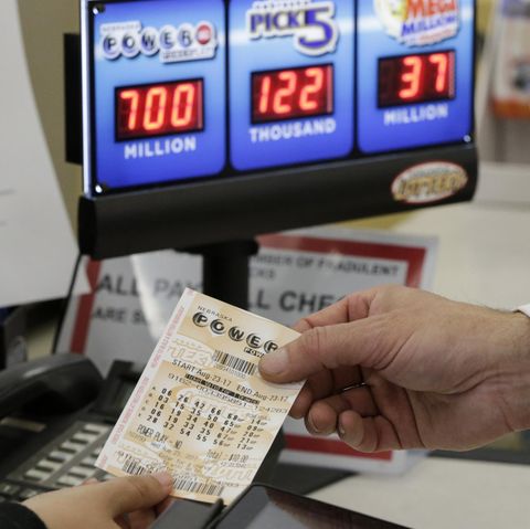 Ein Kunde kauft einen Powerball-Lottoschein