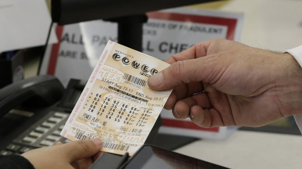 Ein Kunde kauft einen Powerball-Lottoschein