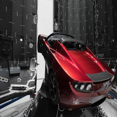 Reaktionen auf Tesla-Auto im All: "Hätte Musk nicht erst Steckdosen hinschießen sollen?"