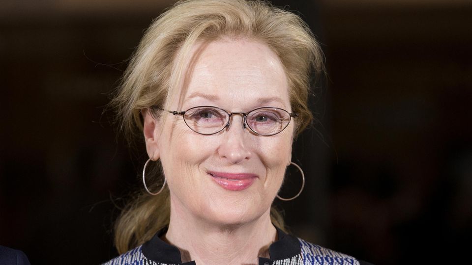 Meryl Streep wurde in New Jersey geboren. Ihre Karriere begann mit großen Rollen in "Die durch die Hölle gehen" (1978) und "Manhattan" (1979). In den Achtzigern wurde sie dank Filmen wie "Jenseits von Afrika" (1985) zum Weltstar. Mit "Der Teufel trägt Prada" (2006) und "Mamma Mia" (2008) zeigte sie, dass sie auch das Leichte wunderbar beherrscht