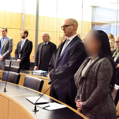 Ein wegen wegen Mordes aus Tötungswillen, Habgier und Heimtücke angeklagter 28-Jähriger (l.) und sein Verteidiger Achim Flauaus sowie eine aus den selben Motiven angeklagte 38-Jährige (r.) mit ihrem Verteidiger Daniel Gönnheimer stehen zu Prozessbeginn am Landgericht auf der Anklagebank