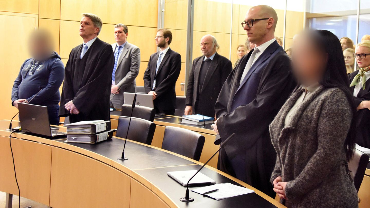 Ein wegen wegen Mordes aus Tötungswillen, Habgier und Heimtücke angeklagter 28-Jähriger (l.) und sein Verteidiger Achim Flauaus sowie eine aus den selben Motiven angeklagte 38-Jährige (r.) mit ihrem Verteidiger Daniel Gönnheimer stehen zu Prozessbeginn am Landgericht auf der Anklagebank