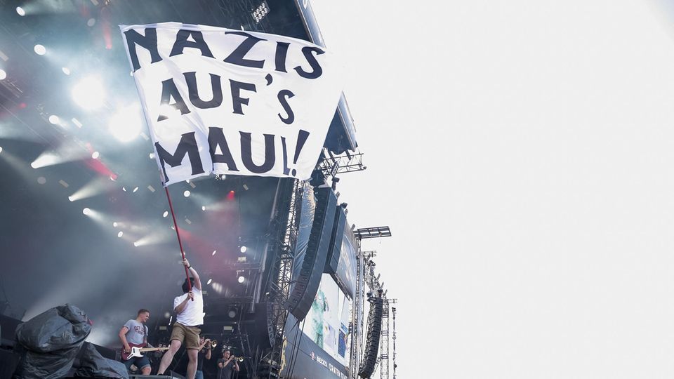 Punkband aus Ostdeutschland: Klare Ansage: Feine Sahne Fischfilet spielt 2015 bei "Rock am Ring". Für ihr politisches Engagement bekam die Band viel Ärger, aber auch Zuspruch. Justizminister Heiko Maas twitterte nach einem Konzert: "Tolles Zeichen gegen Fremdenhass und Rassismus" Klare Ansage: Feine Sahne Fischfilet spielt 2015 bei "Rock am Ring". Für ihr politisches Engagement bekam die Band viel Ärger, aber auch Zuspruch. Justizminister Heiko Maas twitterte nach einem Konzert: "Tolles Zeichen gegen Fremdenhass und Rassismus"