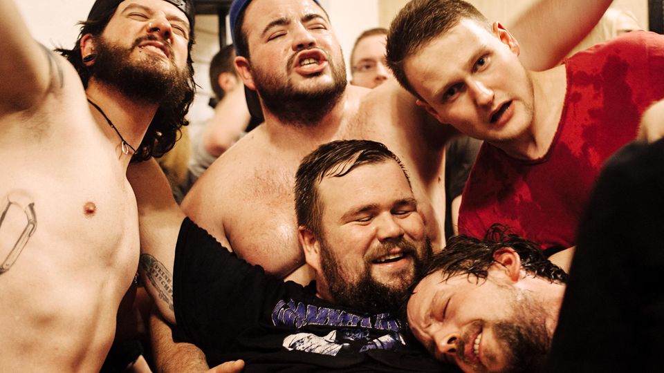 Punkband aus Ostdeutschland: Das muss Liebe sein: Sänger Jan Gorkow nimmt ein Bad in der diesmal kleinen Menge Das muss Liebe sein: Sänger Jan Gorkow nimmt ein Bad in der diesmal kleinen Menge