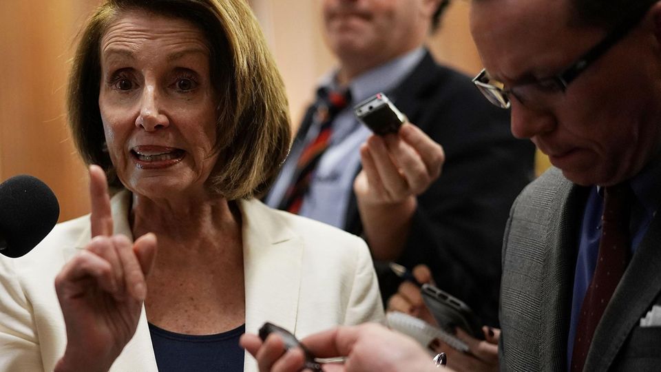 Kampf für junge Einwanderer: Acht Stunden! Nancy Pelosi hält Rekordrede im US-Senat Kampf für junge Einwanderer: Acht Stunden! Nancy Pelosi hält Rekordrede im US-Senat