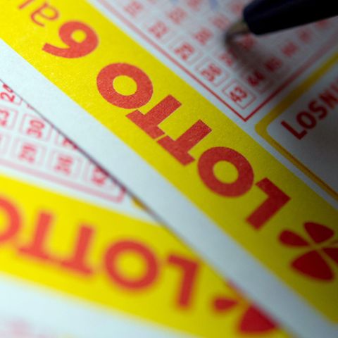 Eine Person füllt einen Lottoschein aus