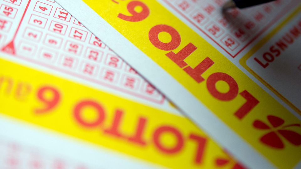 Eine Person füllt einen Lottoschein aus