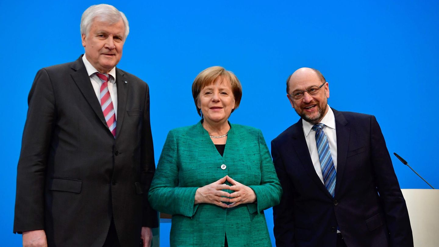 Horst Seehofer, Angela Merkel und Martin Schulz posieren auf der Pressekonferenz