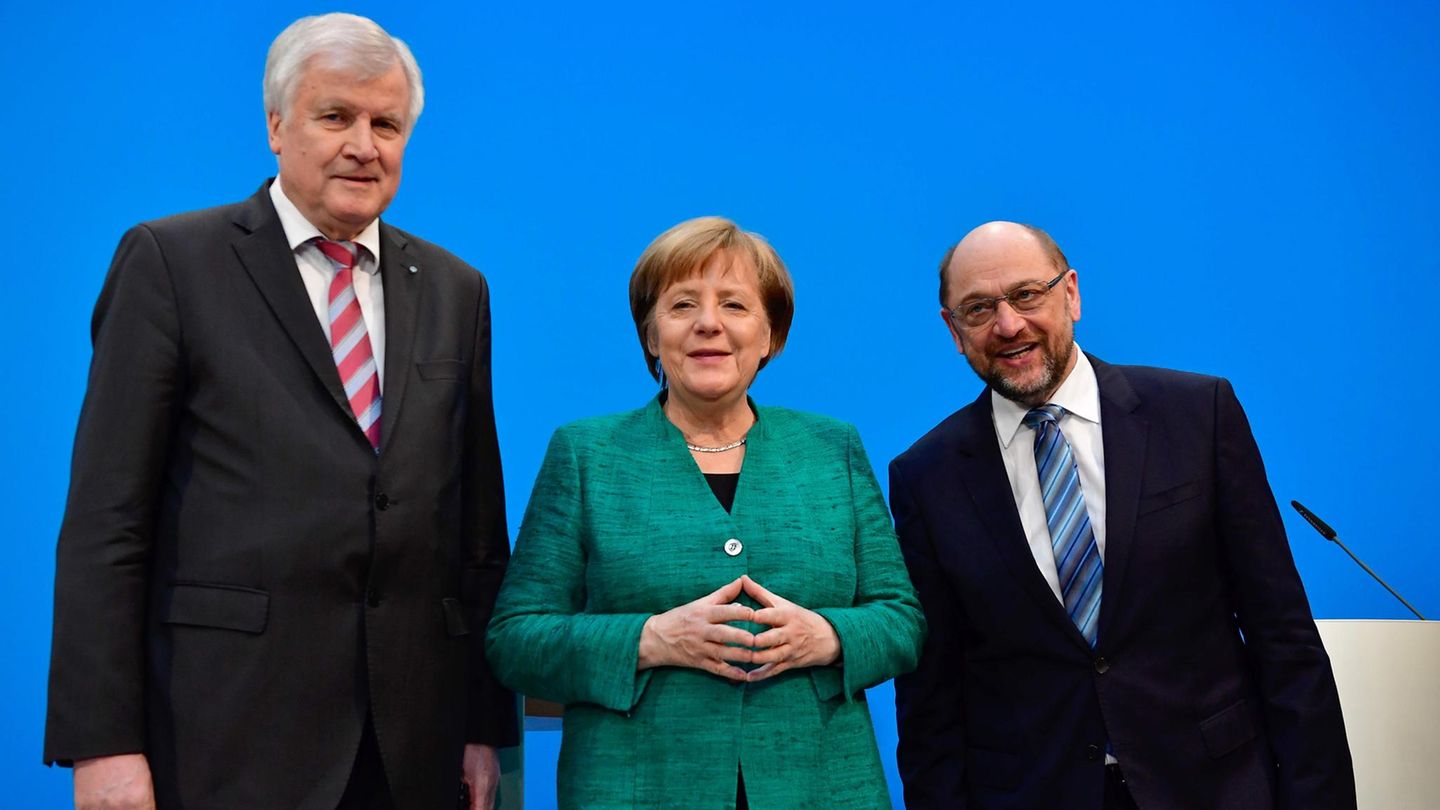 Horst Seehofer, Angela Merkel und Martin Schulz posieren auf der Pressekonferenz