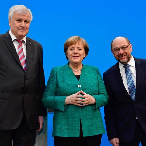 Horst Seehofer, Angela Merkel und Martin Schulz posieren auf der Pressekonferenz