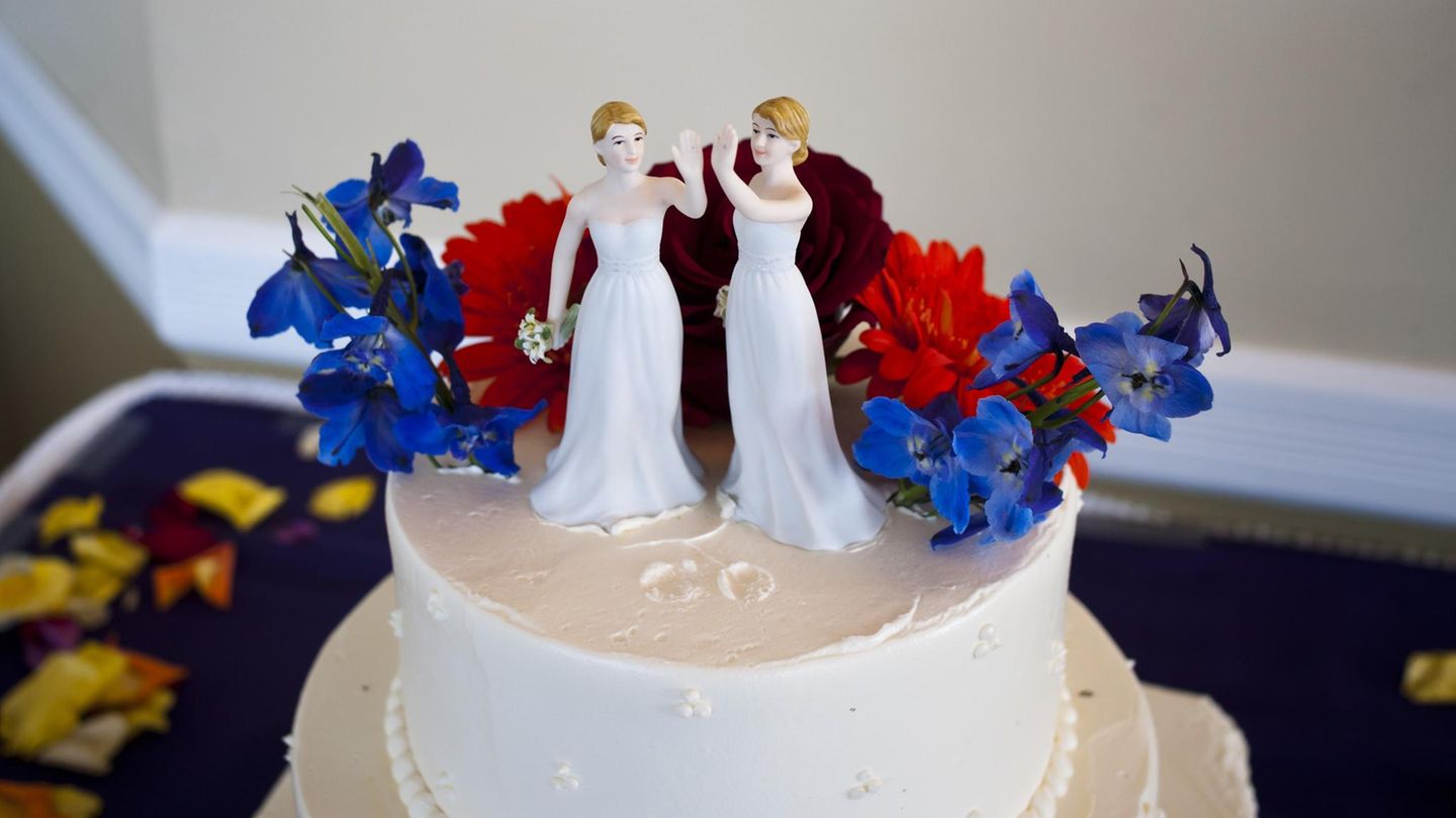 Ein Hochzeitskuchen mit zwei Frauen-Figuren (Symbolbild)