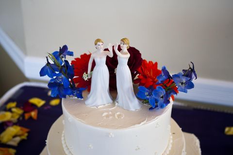 Ein Hochzeitskuchen mit zwei Frauen-Figuren (Symbolbild)