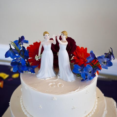 Ein Hochzeitskuchen mit zwei Frauen-Figuren (Symbolbild)