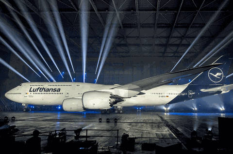 Boeing 747-8 in neue Bemalung