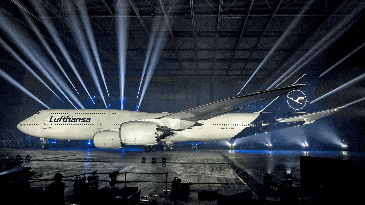 Boeing 747-8 in neue Bemalung