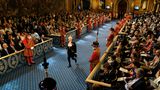 Hochrangige Gäste erwarten in der Royal Gallery die Ankunft der Königin, die berühmten Yeomen stehen Spalier