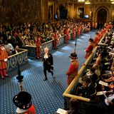 Hochrangige Gäste erwarten in der Royal Gallery die Ankunft der Königin, die berühmten Yeomen stehen Spalier