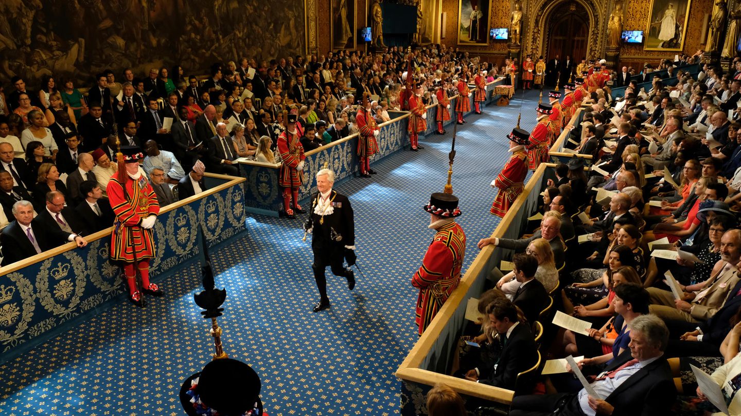 Hochrangige Gäste erwarten in der Royal Gallery die Ankunft der Königin, die berühmten Yeomen stehen Spalier