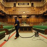 Vor einer Debatte wird der Fußboden gestaubsaugt.