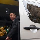 Die Mace, eine Art Zepter und Symbol royaler Autorität, wird in der Legislaturpause in den St James Palast gebracht