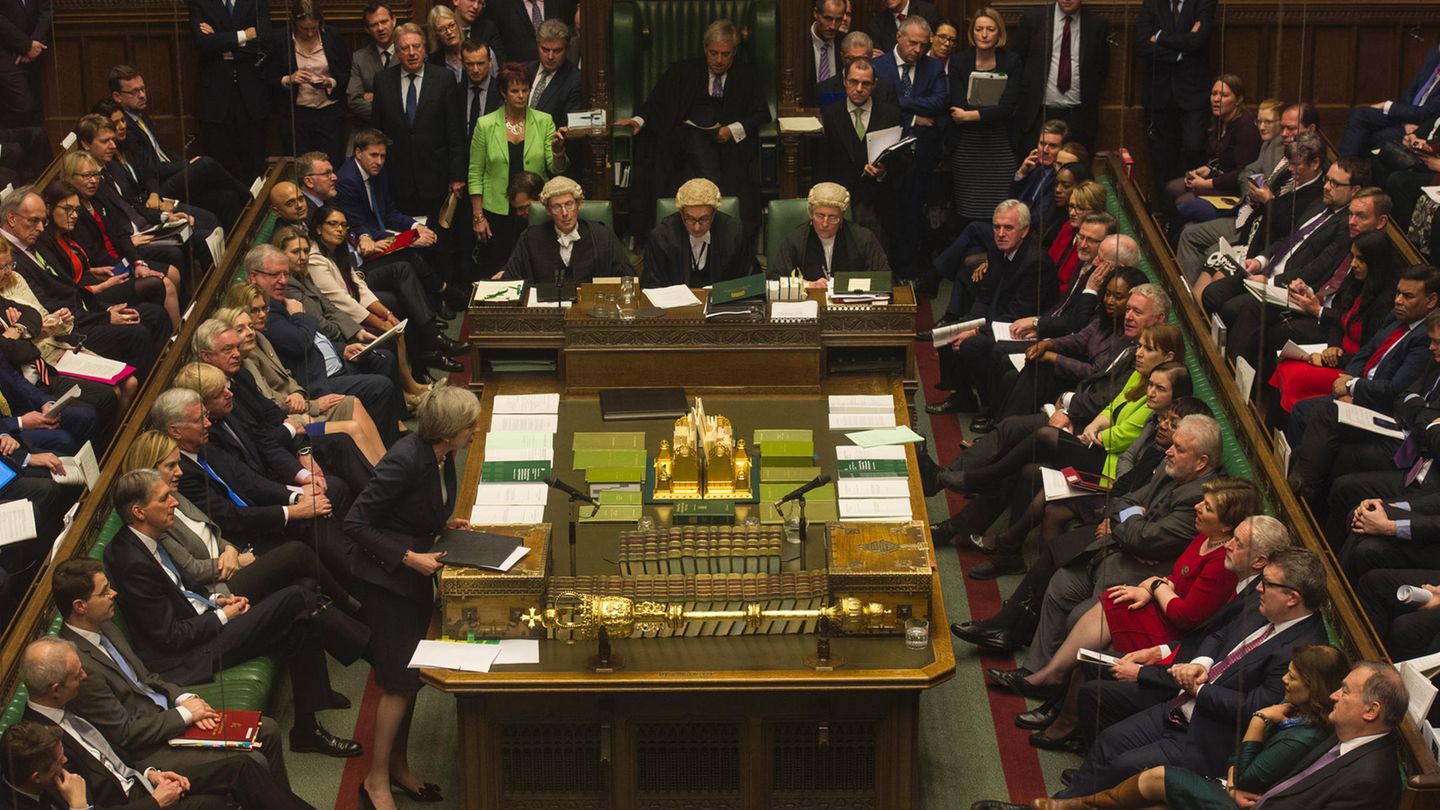 Vor allem mittwochs um zwölf wird es eng, wenn die Premierministerin die Fragen der Opposition beantwortet