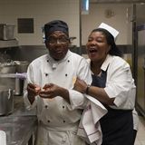 Während die Stimmung manchmal überkocht, bereiten die Parlamentsköche mehr als 1000 Mahlzeiten vor