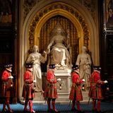 Die Yeomen Warders durchsuchen wie jedes Jahr seit 1605 vor der Ankunft der Queen das Parlament