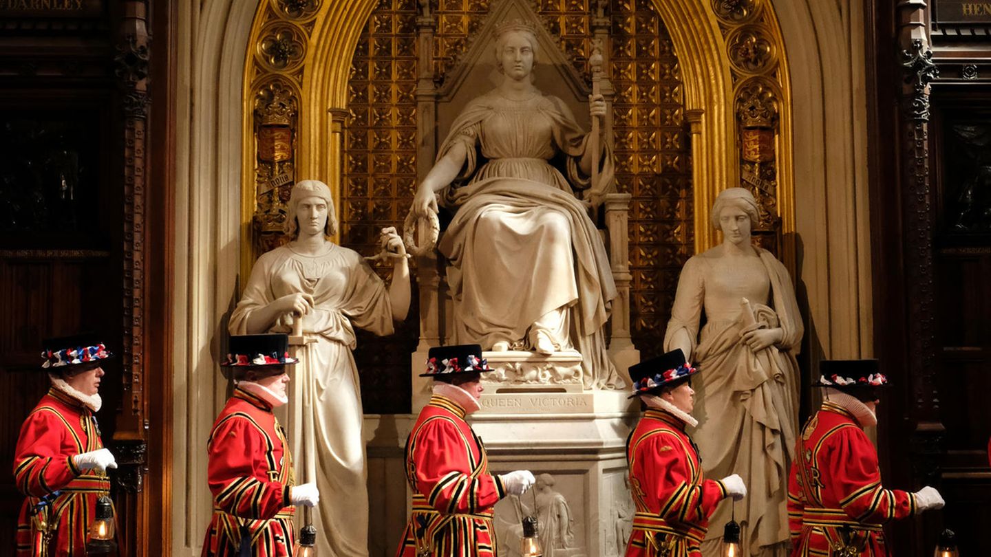 Die Yeomen Warders durchsuchen wie jedes Jahr seit 1605 vor der Ankunft der Queen das Parlament
