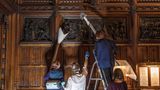 Mit großer Passion pflegen hauseigene Experten die historischen Kunstwerke