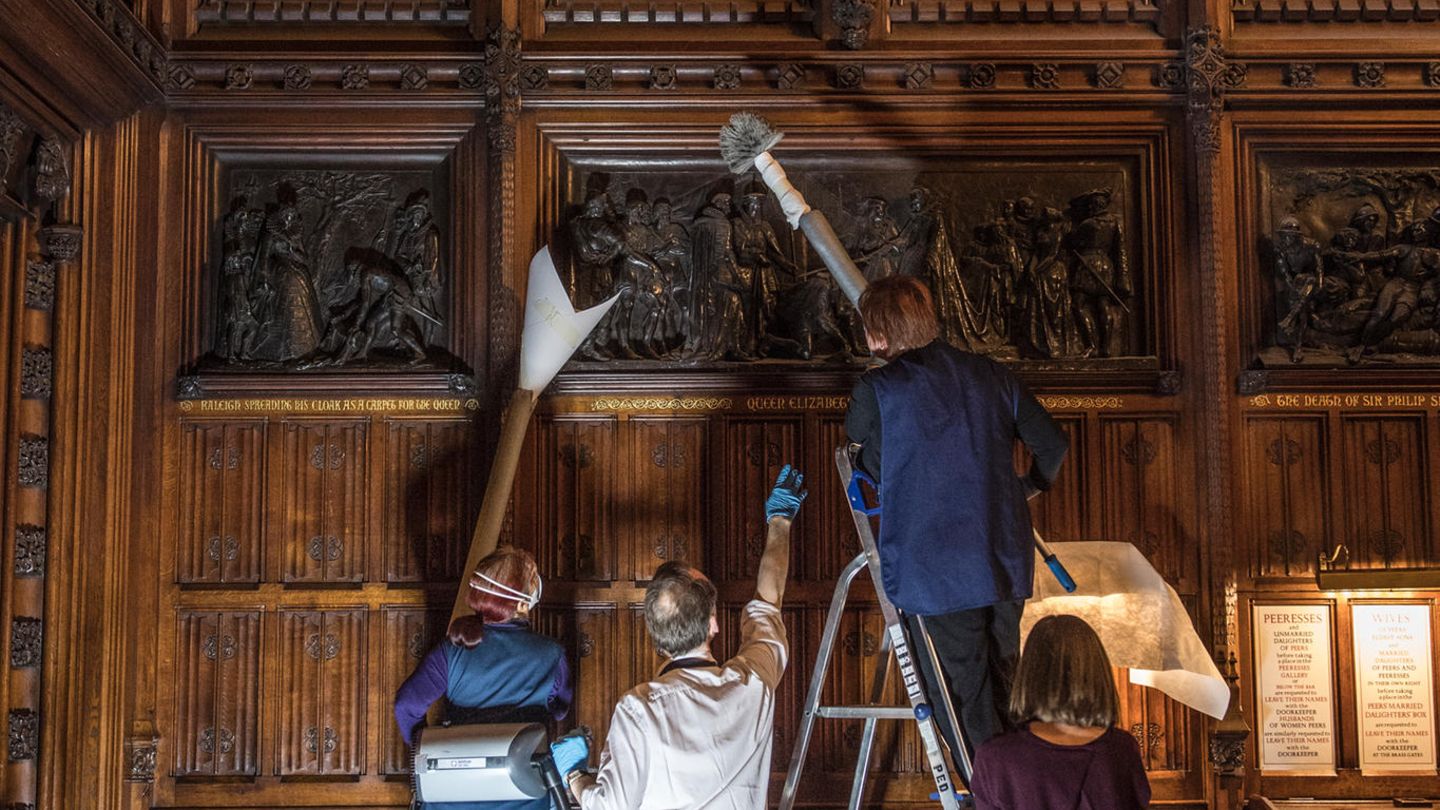 Mit großer Passion pflegen hauseigene Experten die historischen Kunstwerke