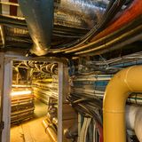 Im Maschinenraum der Macht verlaufen Rohre, und Kabel quellen aus der Wand