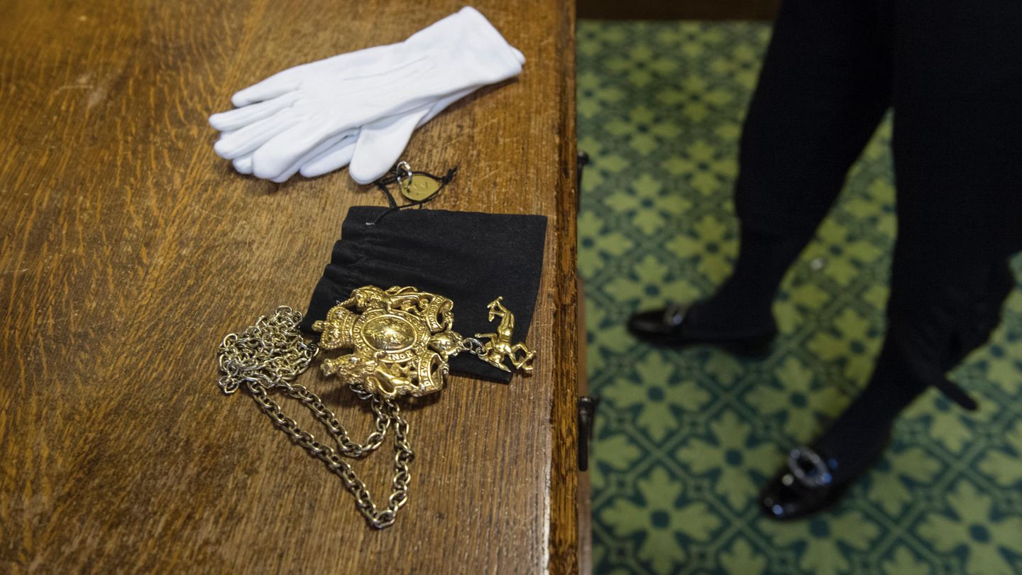 Sarah Binstead-Chapman hat weiße Handschuhe und Amtskette bereitgelegt, um den "Speaker of the House“ zu begrüßen