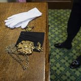 Sarah Binstead-Chapman hat weiße Handschuhe und Amtskette bereitgelegt, um den "Speaker of the House“ zu begrüßen