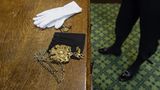 Sarah Binstead-Chapman hat weiße Handschuhe und Amtskette bereitgelegt, um den "Speaker of the House“ zu begrüßen