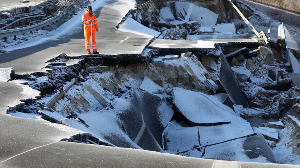 Ein Vermesser vom Landesamt für Straßenbau und Verkehr scannt die Krater. Inzwischen ist die Ostseeautobahn bei Tribsees auf einer Länge von 95 Metern abgesackt.