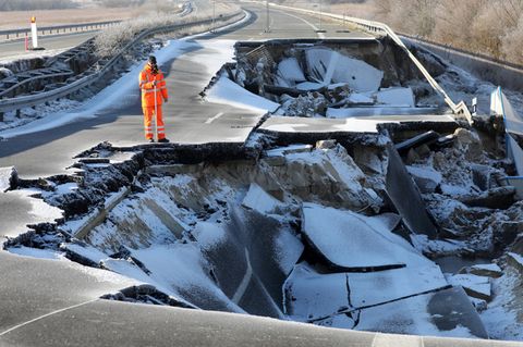 Ein Vermesser vom Landesamt für Straßenbau und Verkehr scannt die Krater. Inzwischen ist die Ostseeautobahn bei Tribsees auf einer Länge von 95 Metern abgesackt.